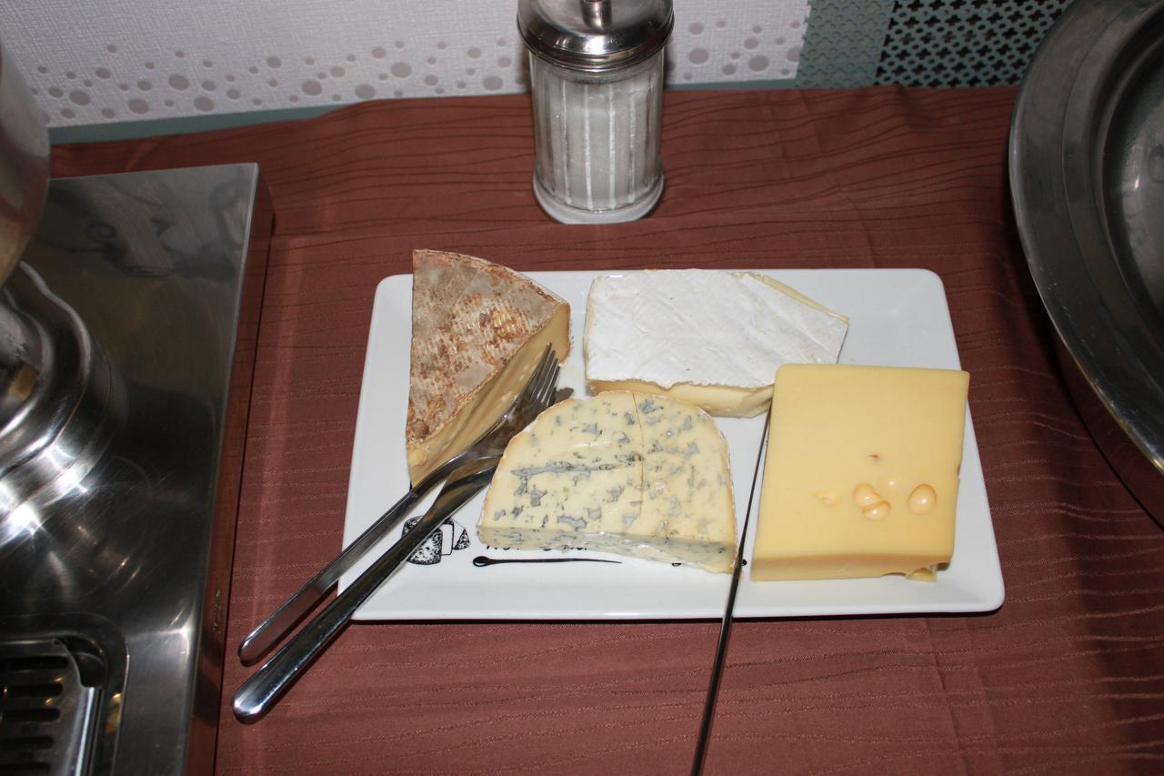 Logis Hotel Restaurant De La Dore Vertolaye Eksteriør bilde