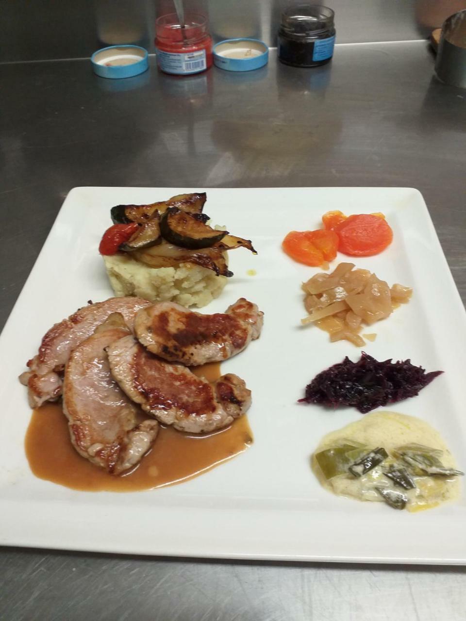 Logis Hotel Restaurant De La Dore Vertolaye Eksteriør bilde